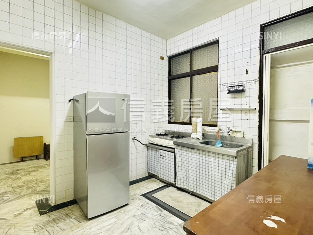 近巨城光華２樓美公寓房屋室內格局與周邊環境