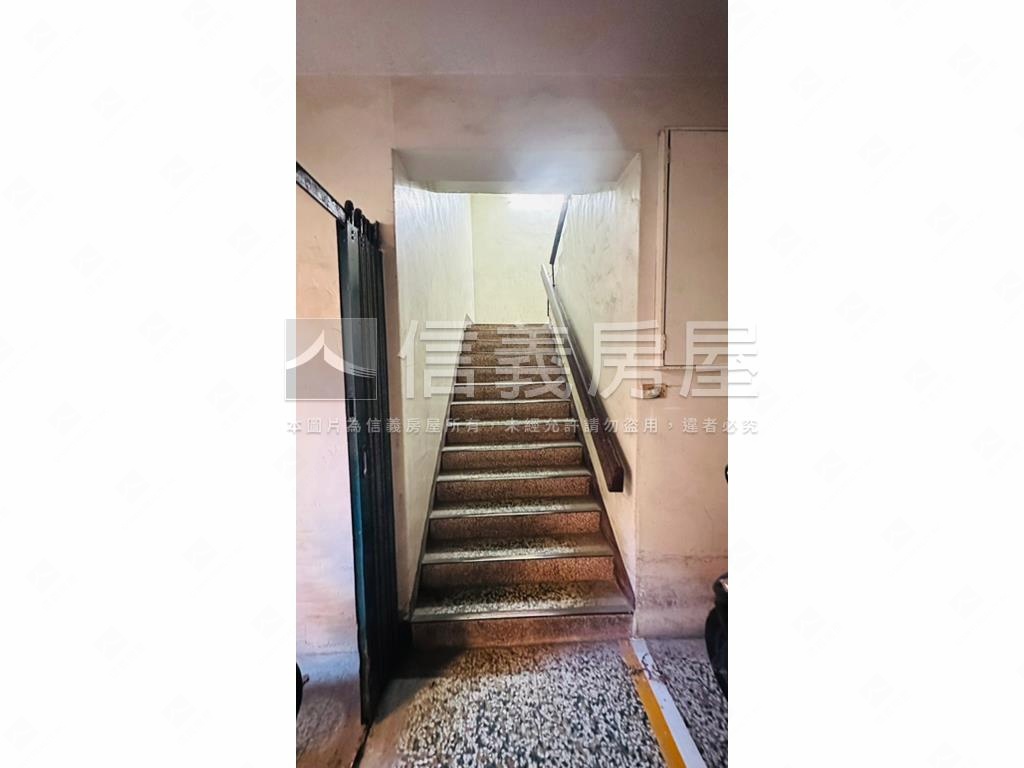 近巨城光華２樓美公寓房屋室內格局與周邊環境