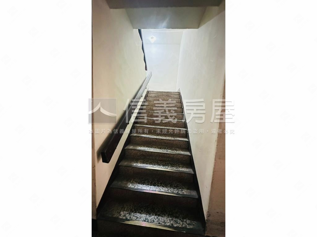 近巨城光華２樓美公寓房屋室內格局與周邊環境