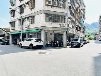 龍形三角窗黃金店面