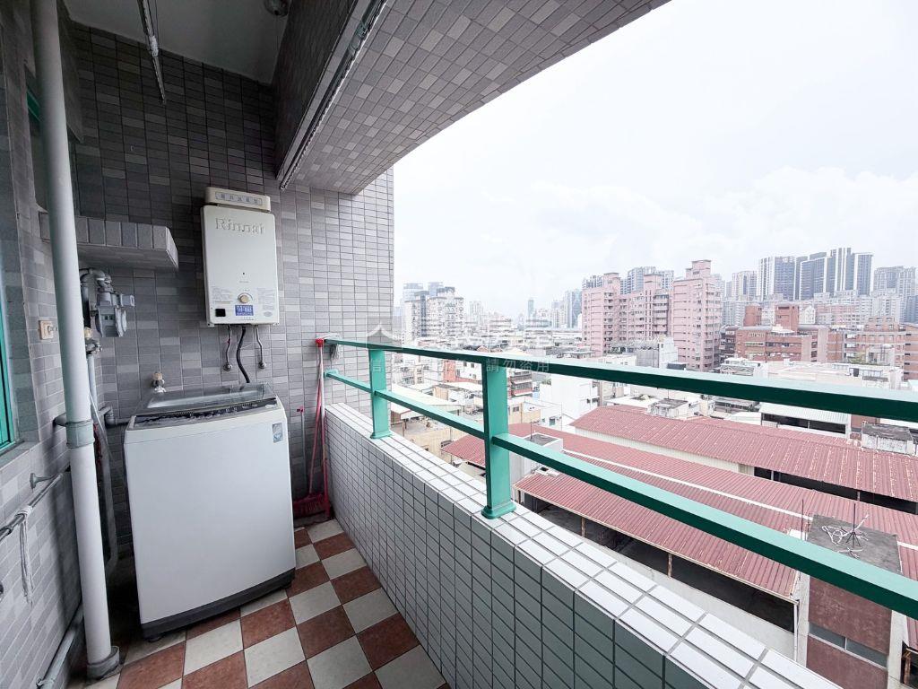 巨蛋高樓陽台進出亮美兩房房屋室內格局與周邊環境