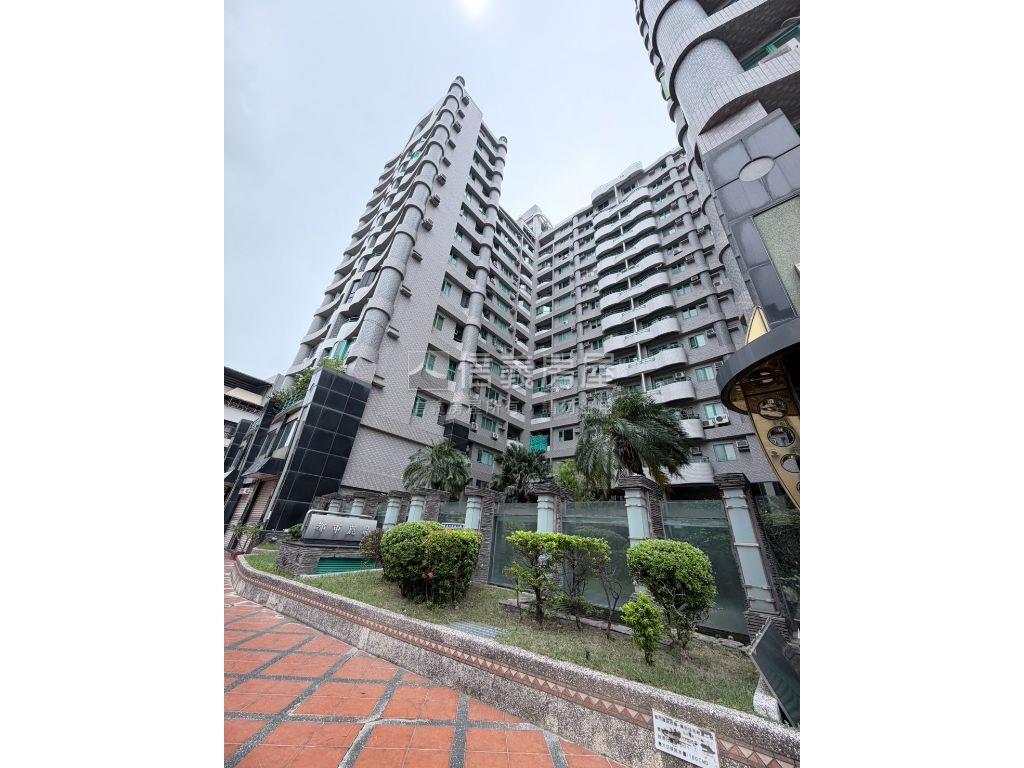 巨蛋高樓陽台進出亮美兩房房屋室內格局與周邊環境