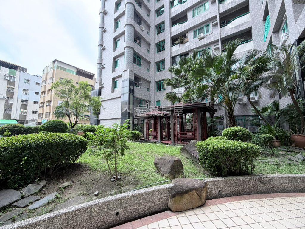巨蛋高樓陽台進出亮美兩房房屋室內格局與周邊環境