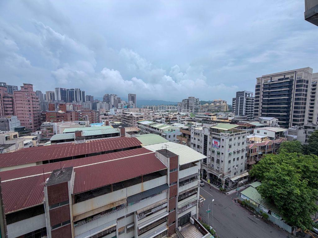 巨蛋高樓陽台進出亮美兩房房屋室內格局與周邊環境