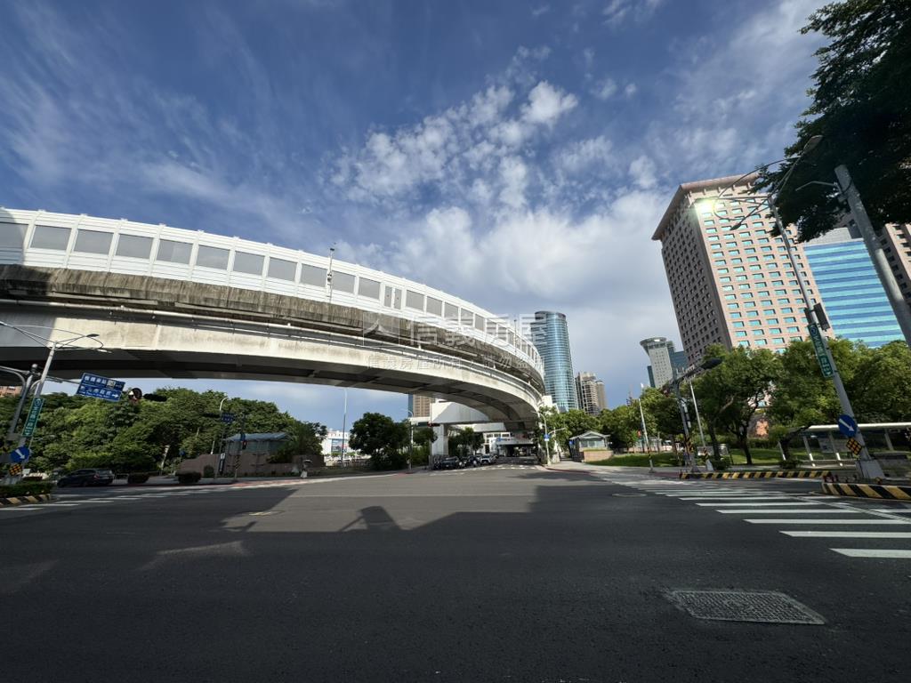 新板特區文化路金店面房屋室內格局與周邊環境