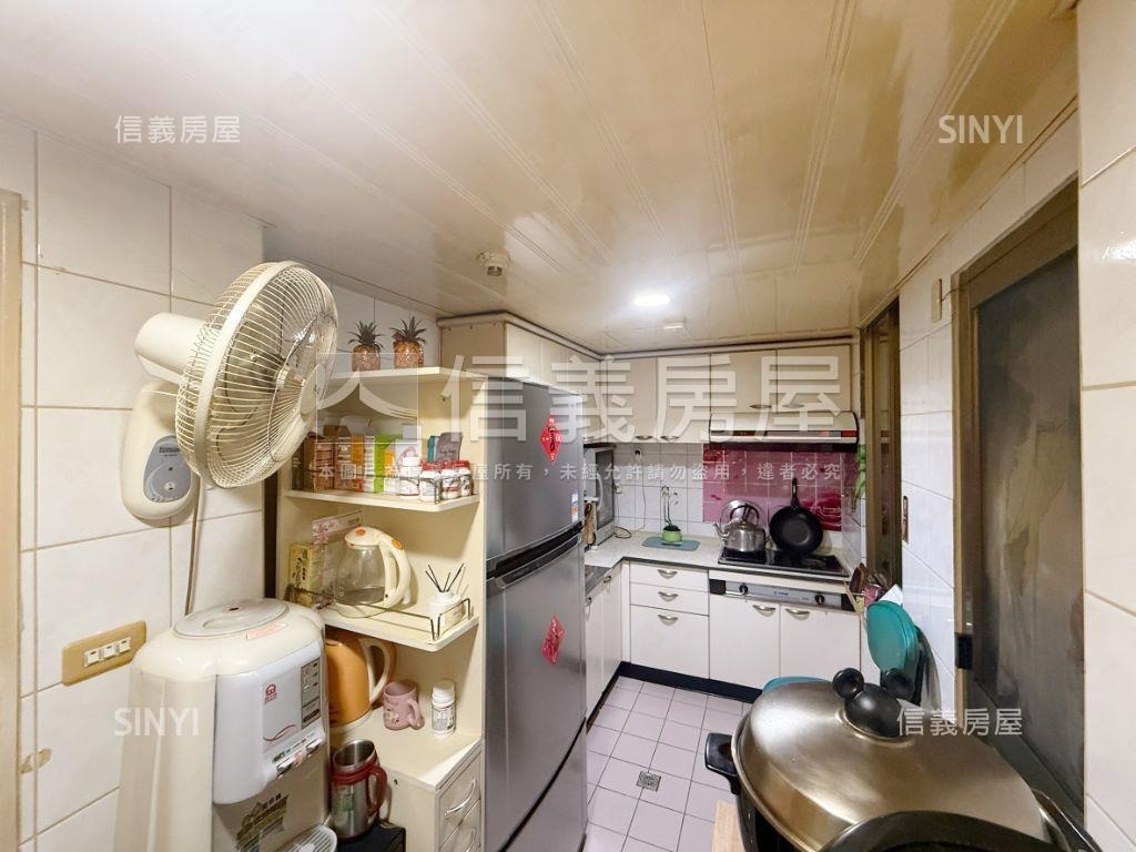 新莊國寶二期三房車位房屋室內格局與周邊環境