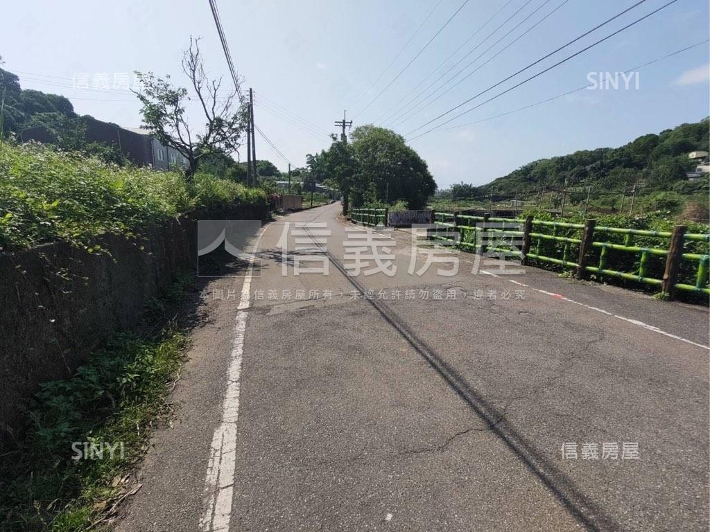 芝柏山莊旁臨路土地有水源房屋室內格局與周邊環境