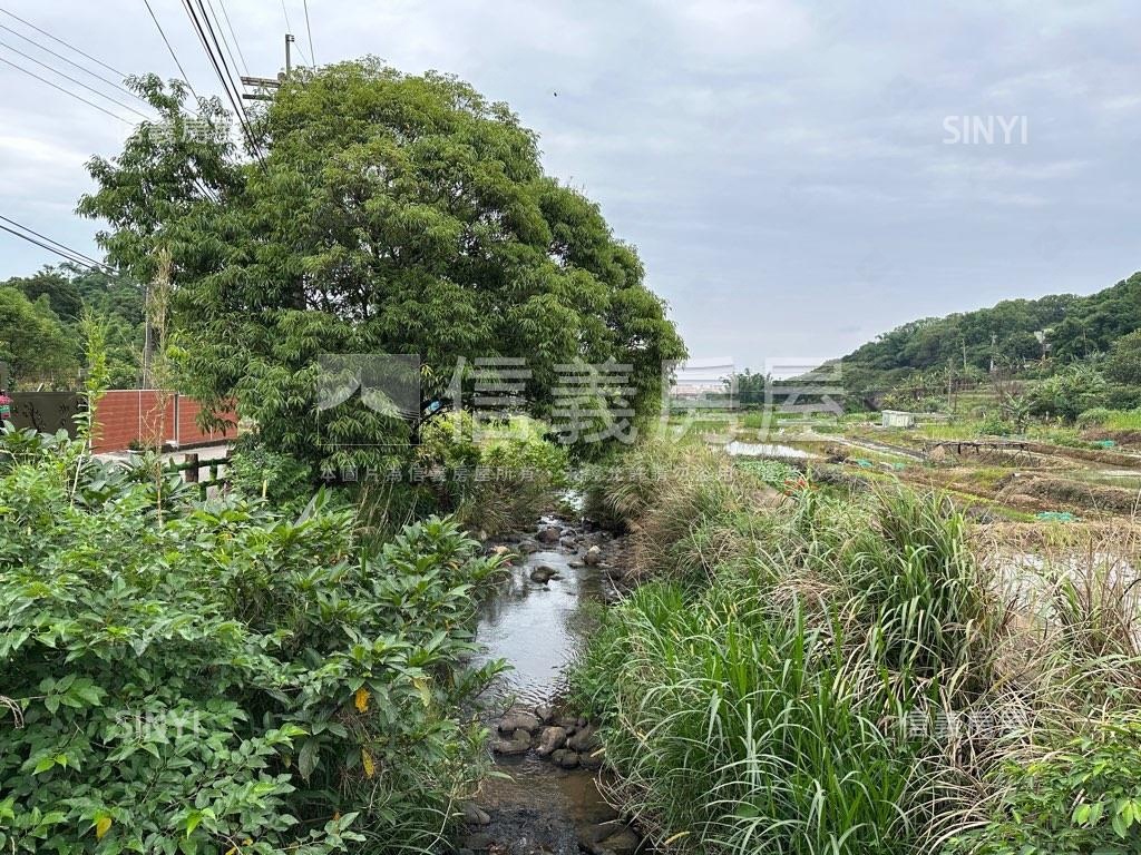 芝柏山莊旁臨路土地有水源房屋室內格局與周邊環境