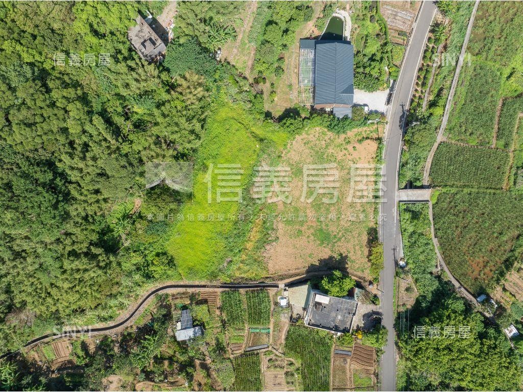 芝柏山莊旁臨路土地有水源房屋室內格局與周邊環境