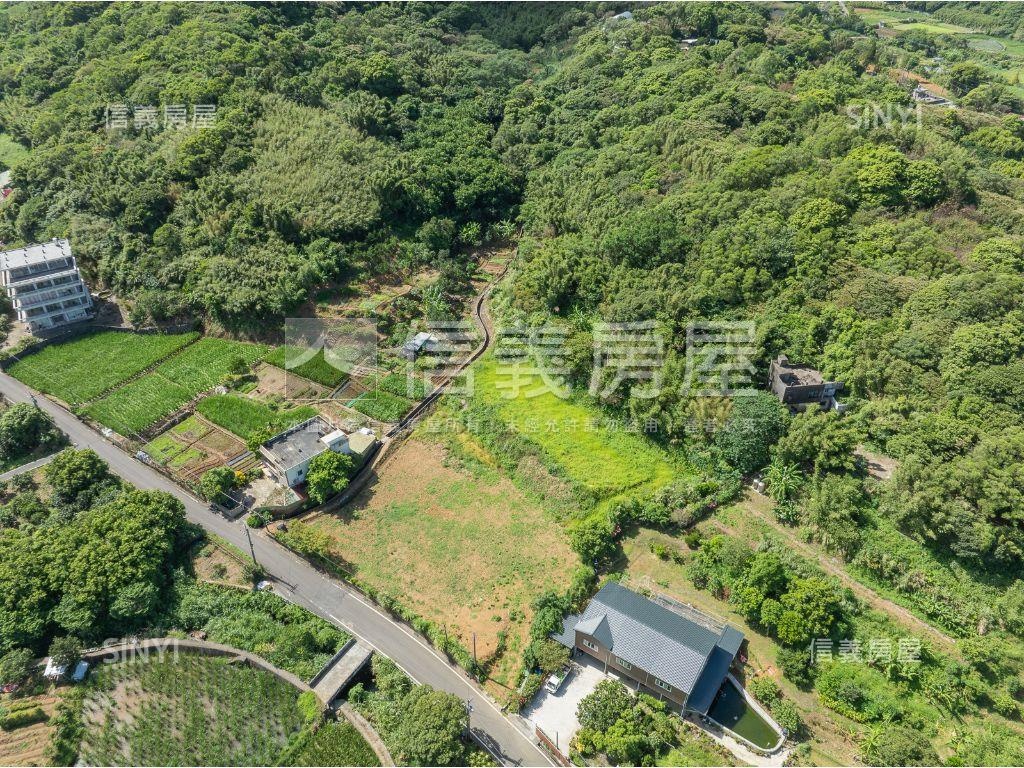 芝柏山莊旁臨路土地有水源房屋室內格局與周邊環境