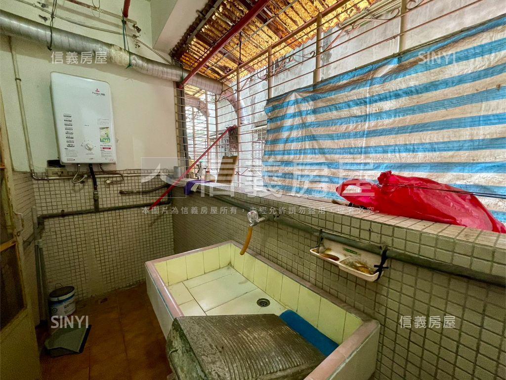 方正邊間衛浴３＋１房２樓房屋室內格局與周邊環境