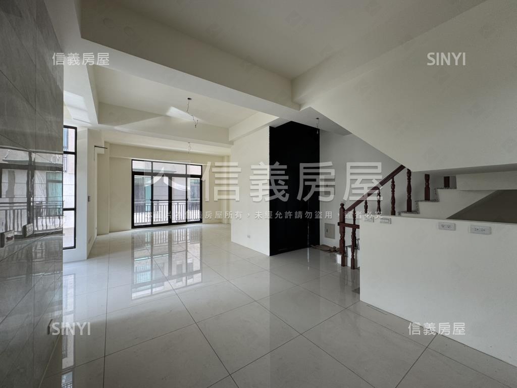 近家樂福邊間豪墅房屋室內格局與周邊環境