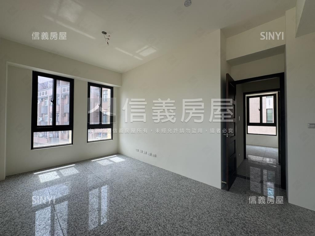 近家樂福邊間豪墅房屋室內格局與周邊環境