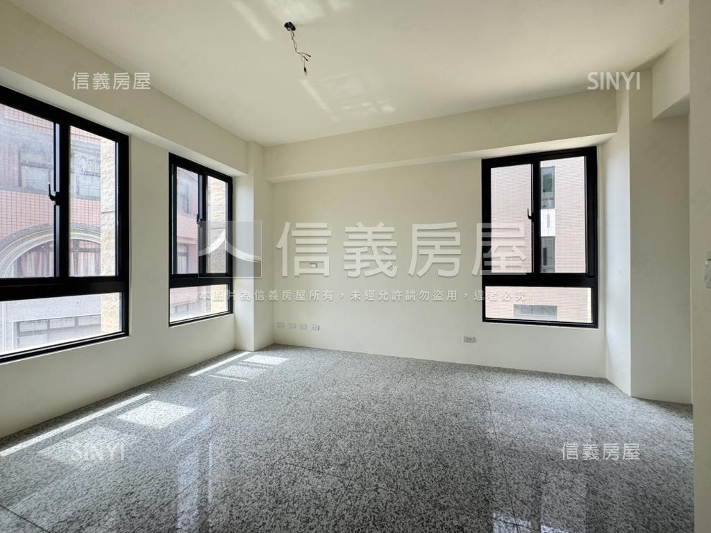近家樂福邊間豪墅房屋室內格局與周邊環境