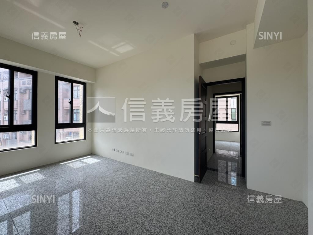 近家樂福邊間豪墅房屋室內格局與周邊環境