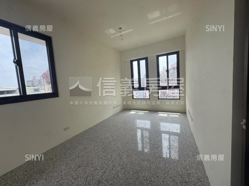 近家樂福邊間豪墅房屋室內格局與周邊環境