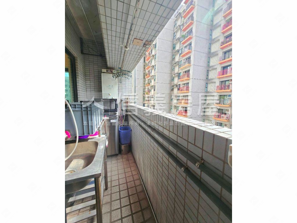 稀有山水畫樓精美４房房屋室內格局與周邊環境