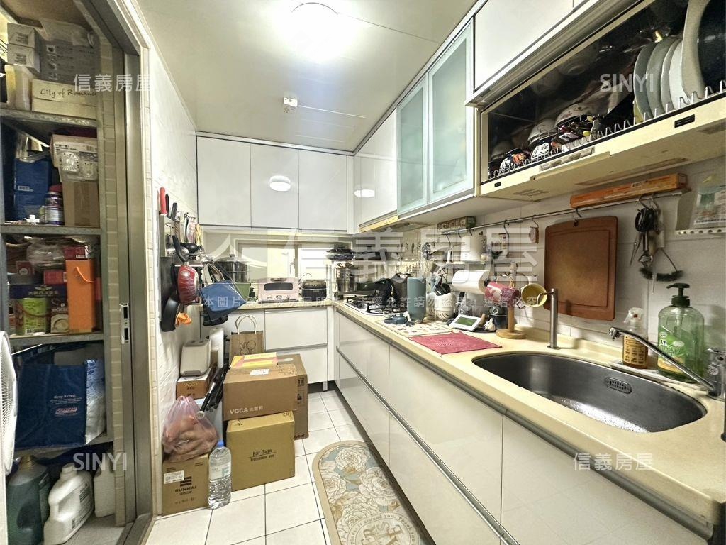 專任竹城新宿美三房車位房屋室內格局與周邊環境