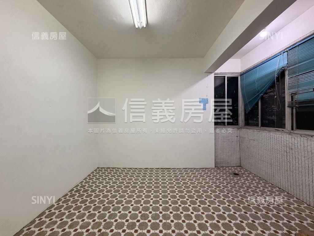 近公園金門街邊間透天房屋室內格局與周邊環境