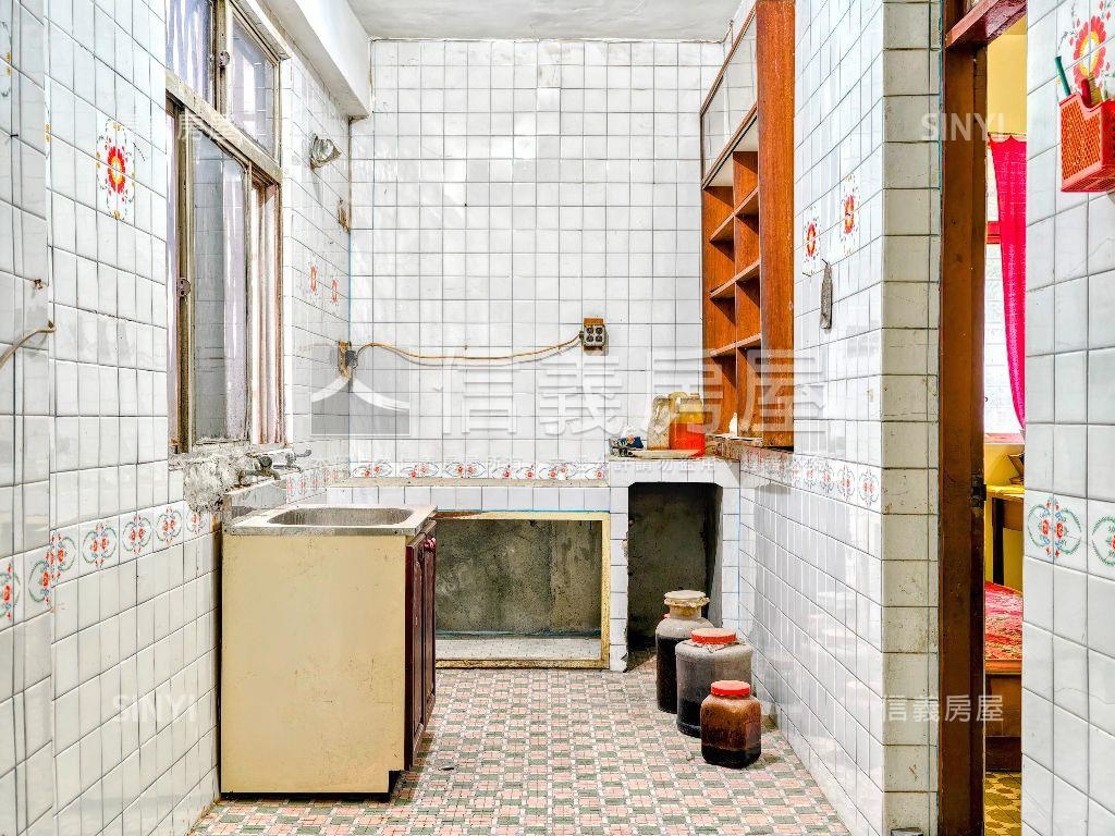 近公園金門街邊間透天房屋室內格局與周邊環境