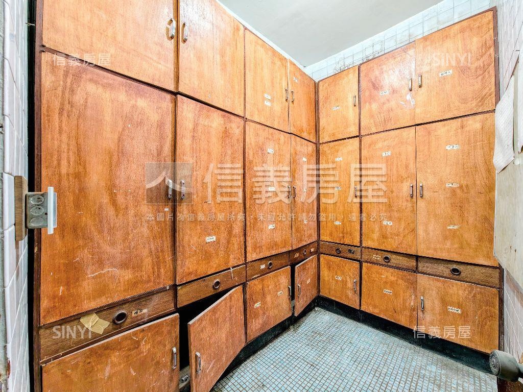 近公園金門街邊間透天房屋室內格局與周邊環境