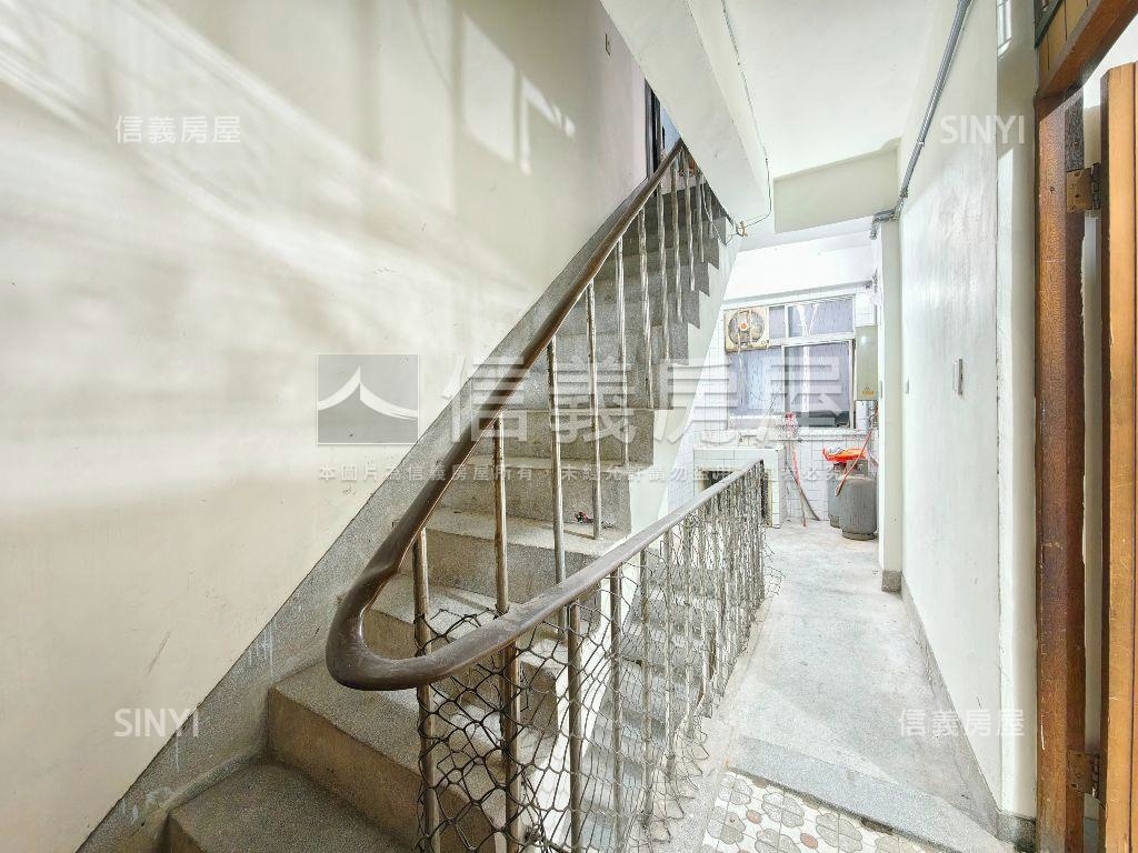 近公園金門街邊間透天房屋室內格局與周邊環境