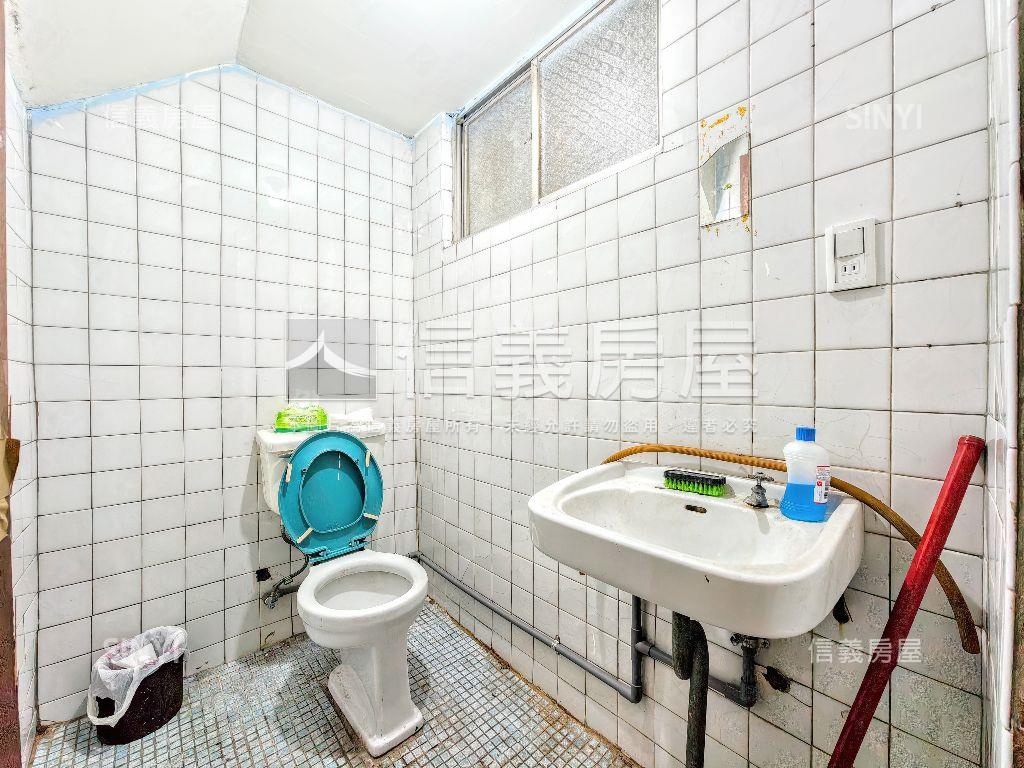 近公園金門街邊間透天房屋室內格局與周邊環境