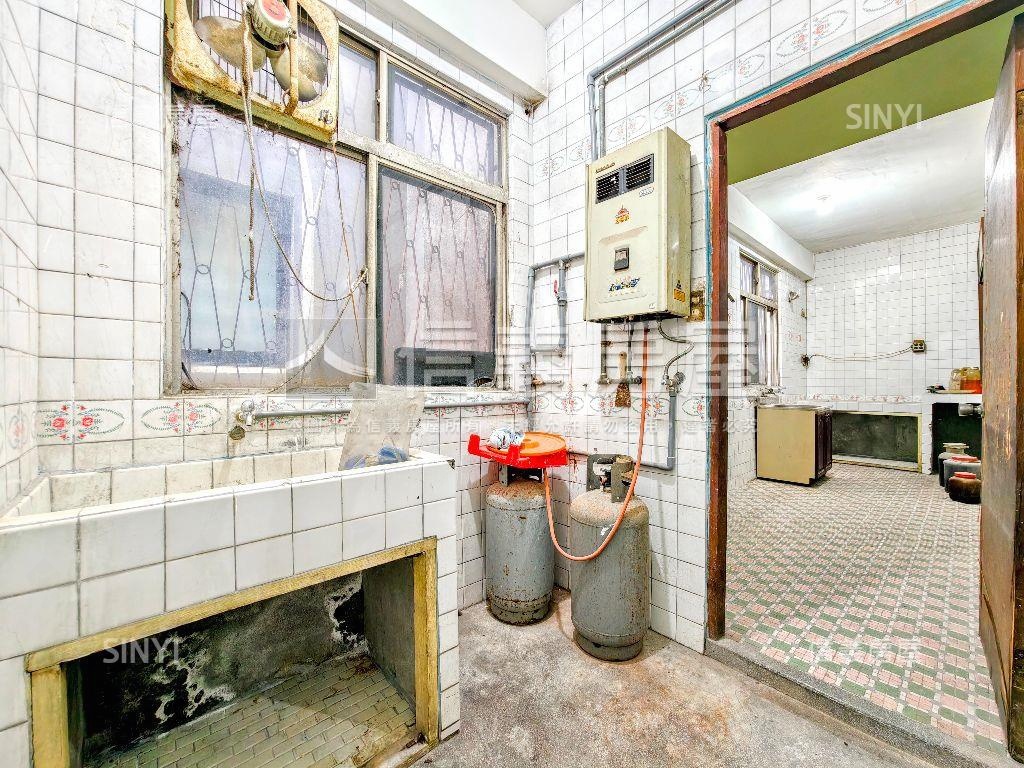 近公園金門街邊間透天房屋室內格局與周邊環境