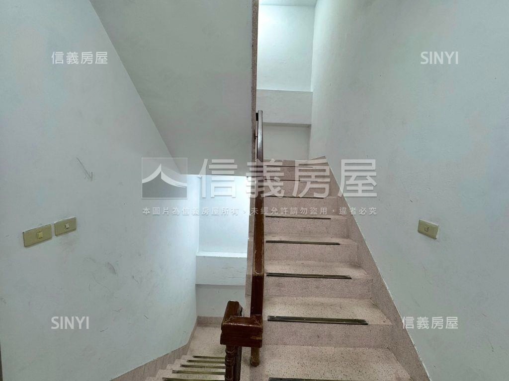 捷運總站免爬高二樓房屋室內格局與周邊環境