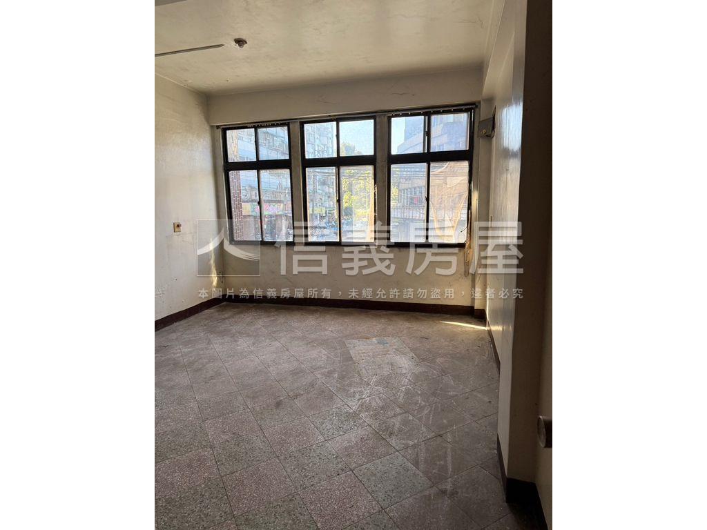 稀有臨路透天大空間房屋室內格局與周邊環境