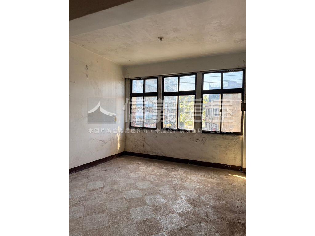 稀有臨路透天大空間房屋室內格局與周邊環境