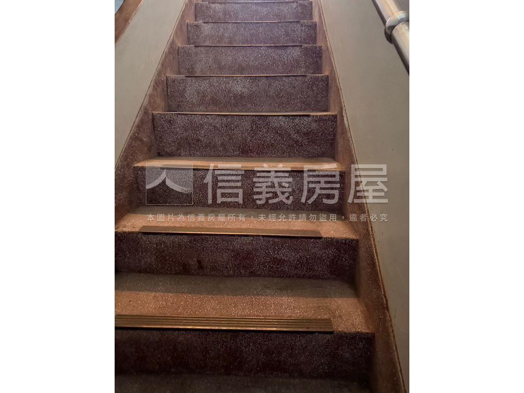 稀有臨路透天大空間房屋室內格局與周邊環境