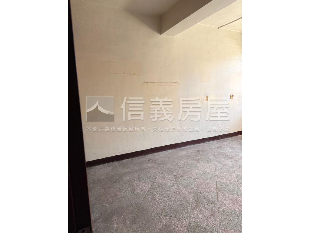 稀有臨路透天大空間房屋室內格局與周邊環境