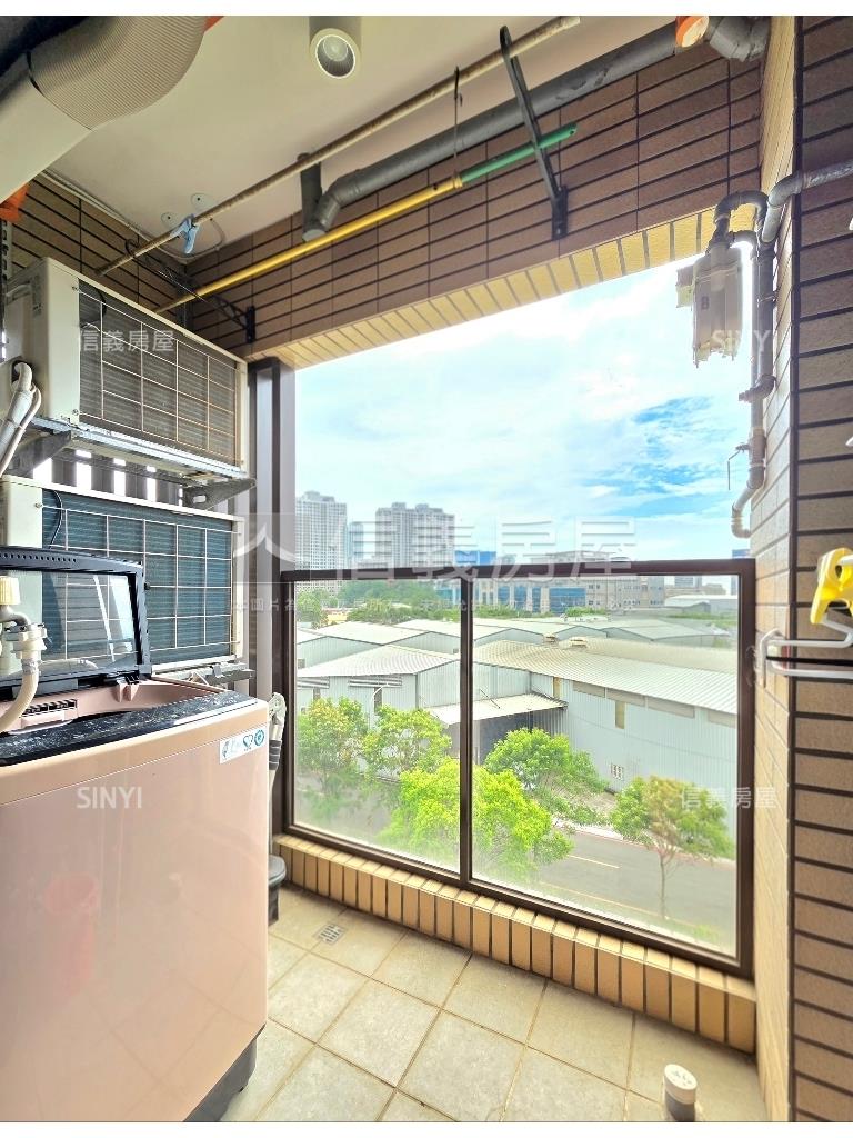 一起高飛邊間方正裝潢２房房屋室內格局與周邊環境