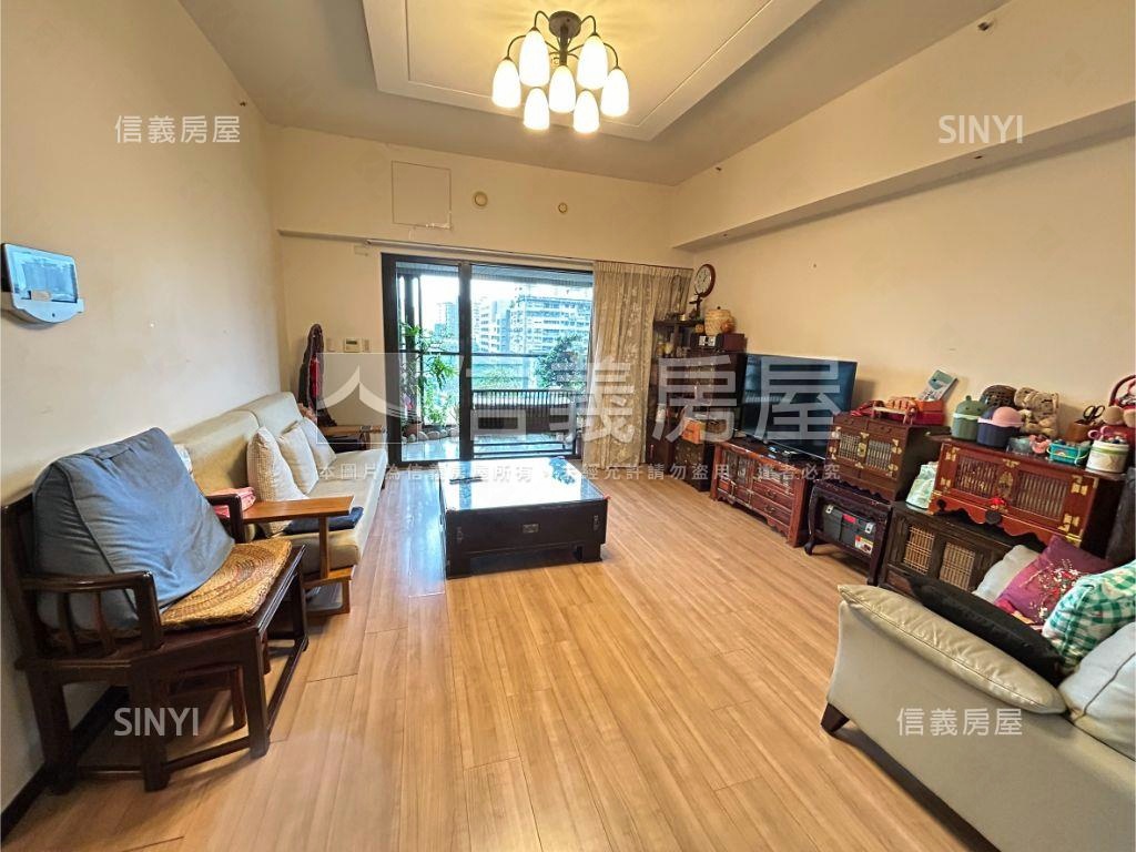 專任美河市四房車位房屋室內格局與周邊環境