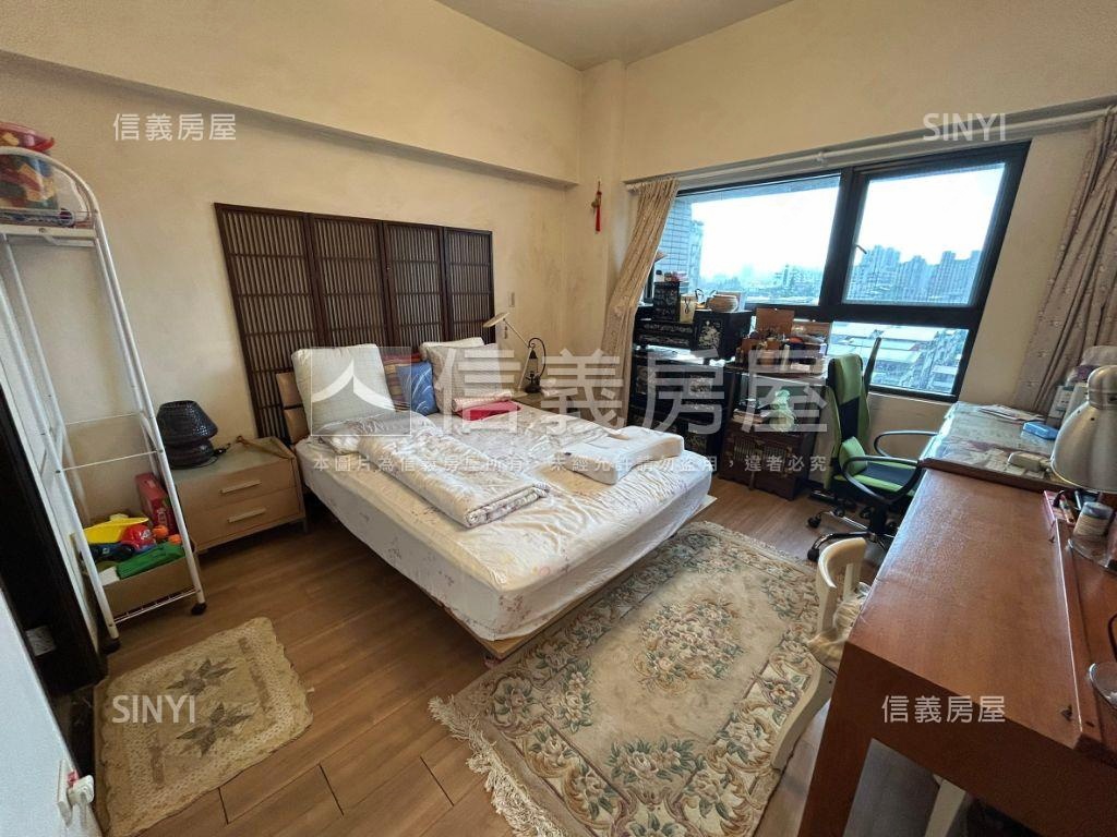 專任美河市四房車位房屋室內格局與周邊環境