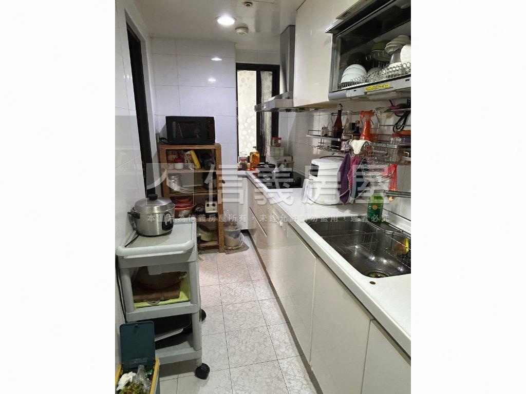 專任美河市四房車位房屋室內格局與周邊環境