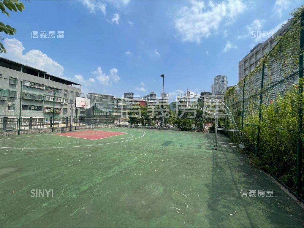 專任美河市四房車位房屋室內格局與周邊環境