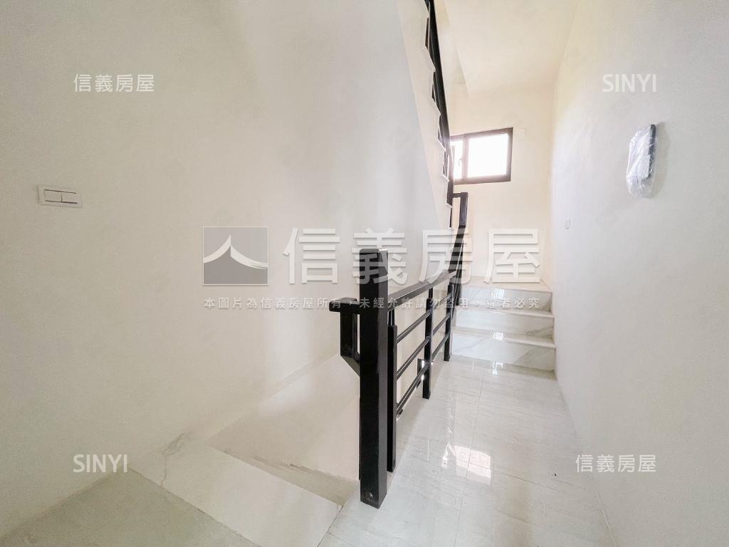 小港未入住社區型車庫透天房屋室內格局與周邊環境