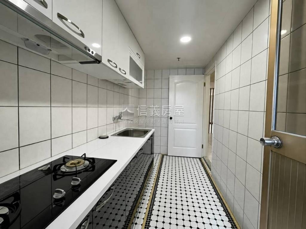 孔雀皇朝樓中樓裝潢美宅房屋室內格局與周邊環境