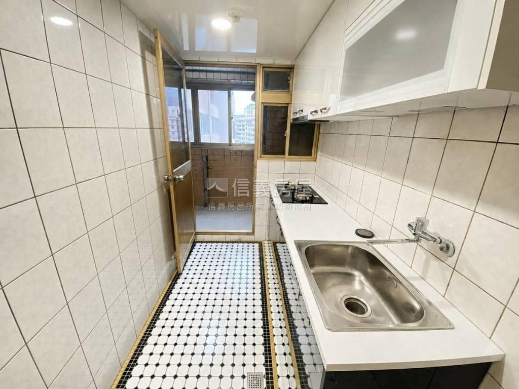 孔雀皇朝樓中樓裝潢美宅房屋室內格局與周邊環境