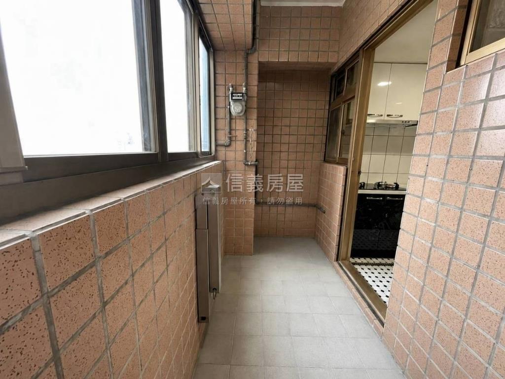 孔雀皇朝樓中樓裝潢美宅房屋室內格局與周邊環境