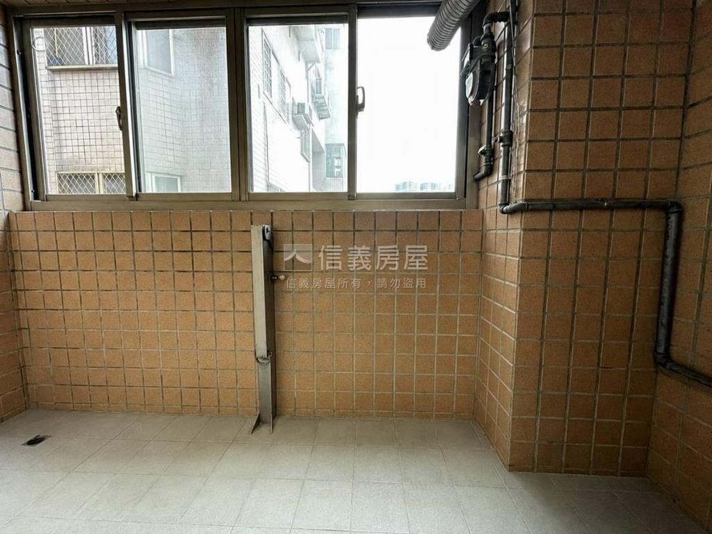 孔雀皇朝樓中樓裝潢美宅房屋室內格局與周邊環境
