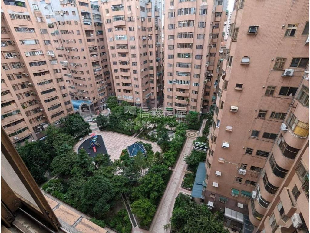 孔雀皇朝樓中樓裝潢美宅房屋室內格局與周邊環境