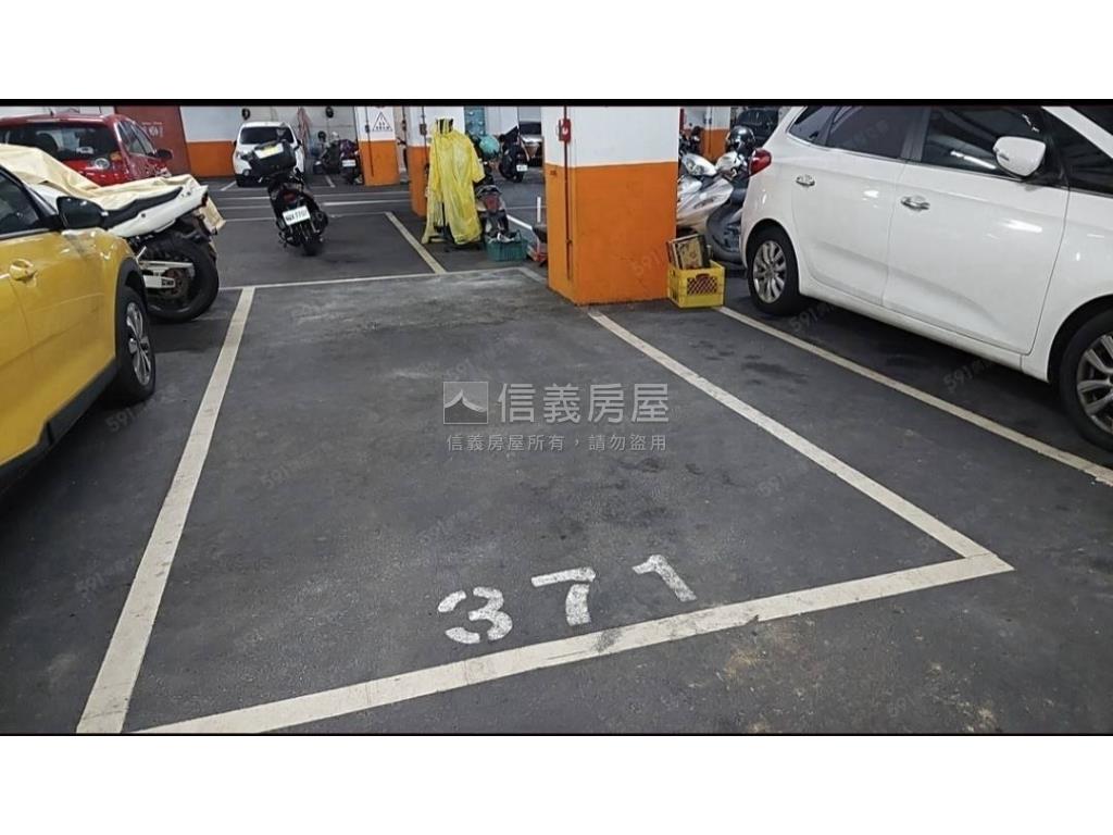 孔雀皇朝樓中樓裝潢美宅房屋室內格局與周邊環境