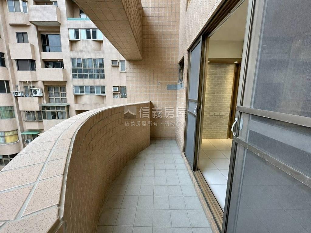 孔雀皇朝樓中樓裝潢美宅房屋室內格局與周邊環境