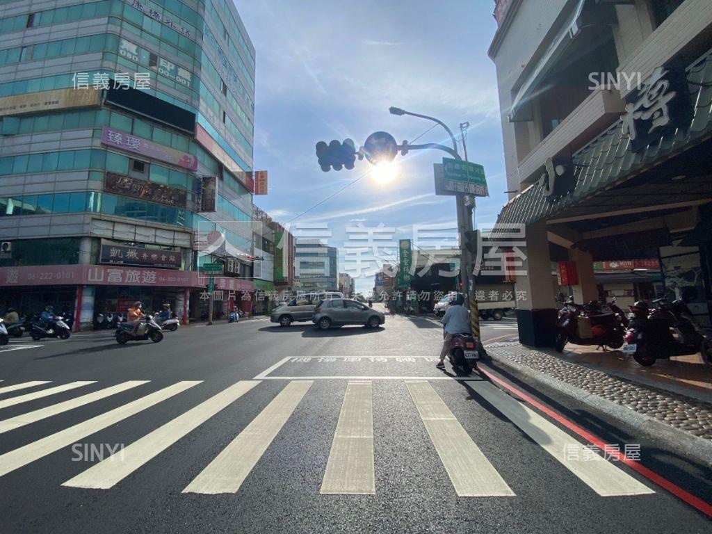 中西三角大面寬危老土地２房屋室內格局與周邊環境