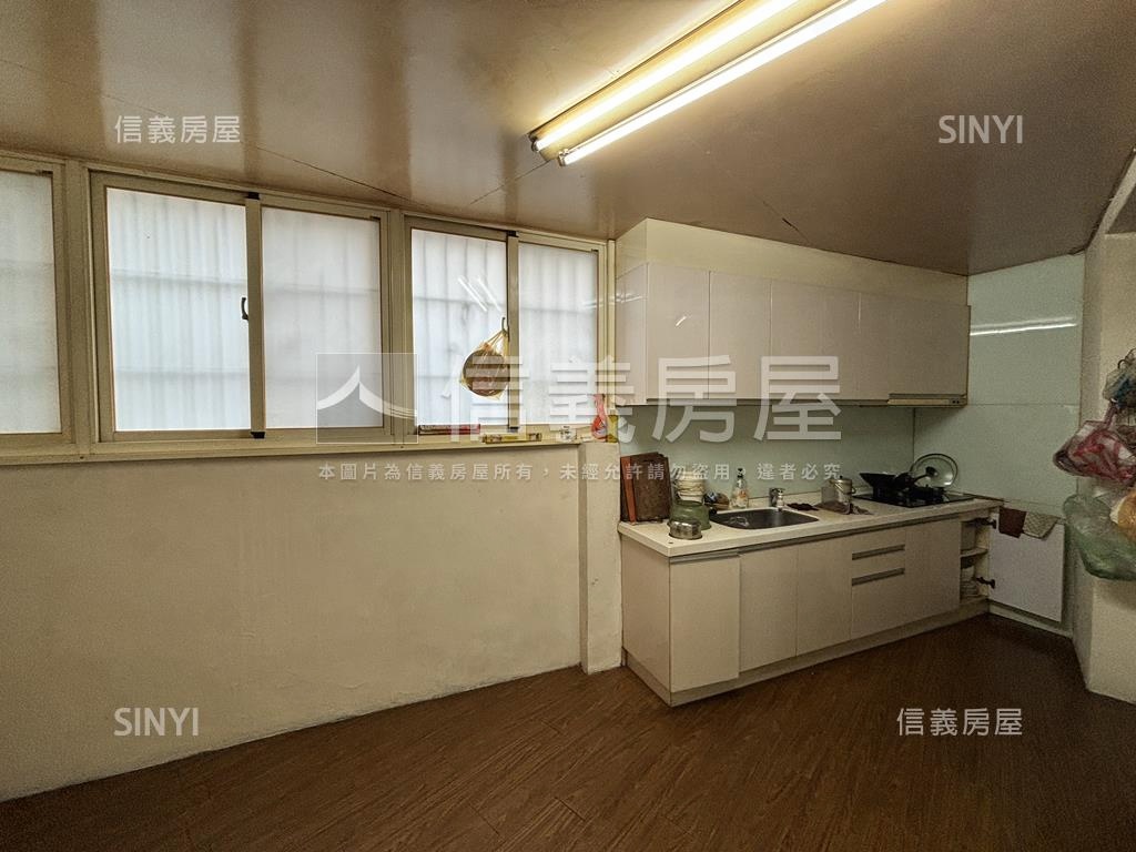 近唭哩岸。面立農國小一樓房屋室內格局與周邊環境