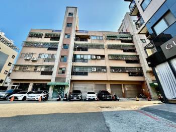 大面寬約４２米純一樓店面