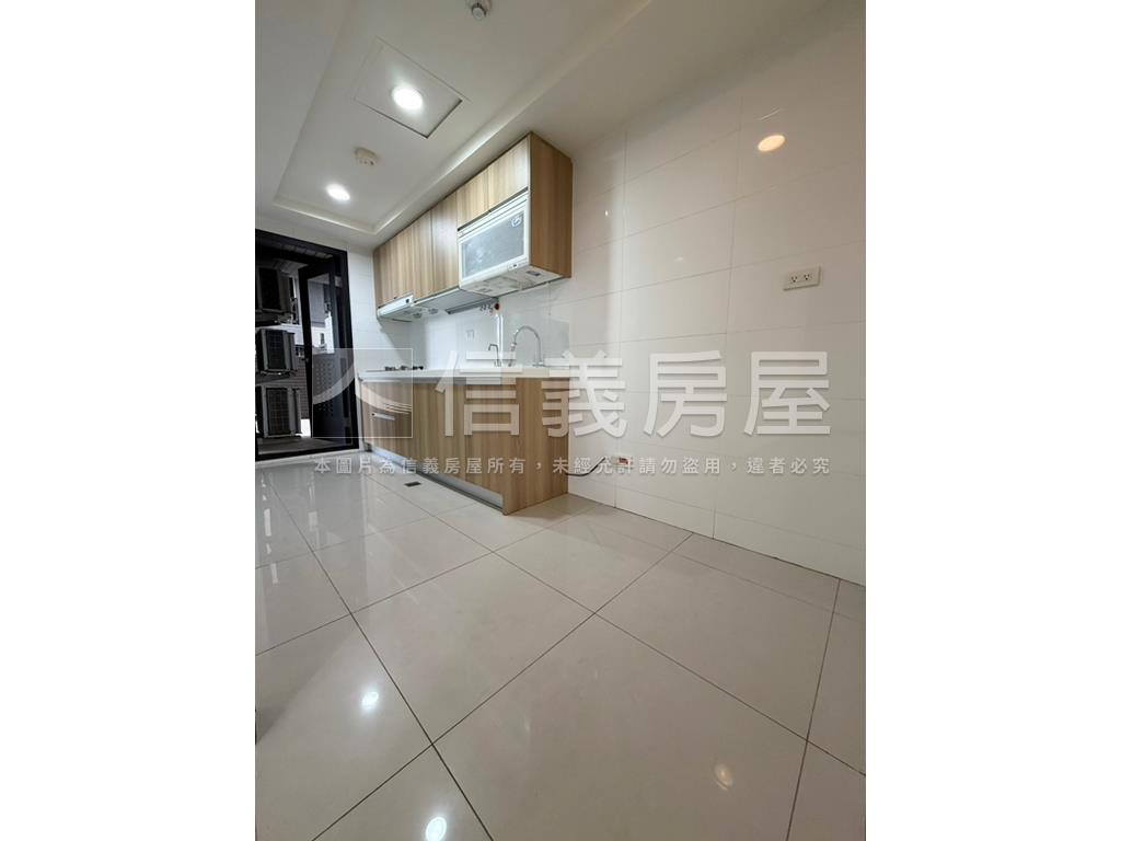 信義專任遠雄三房平車露臺房屋室內格局與周邊環境